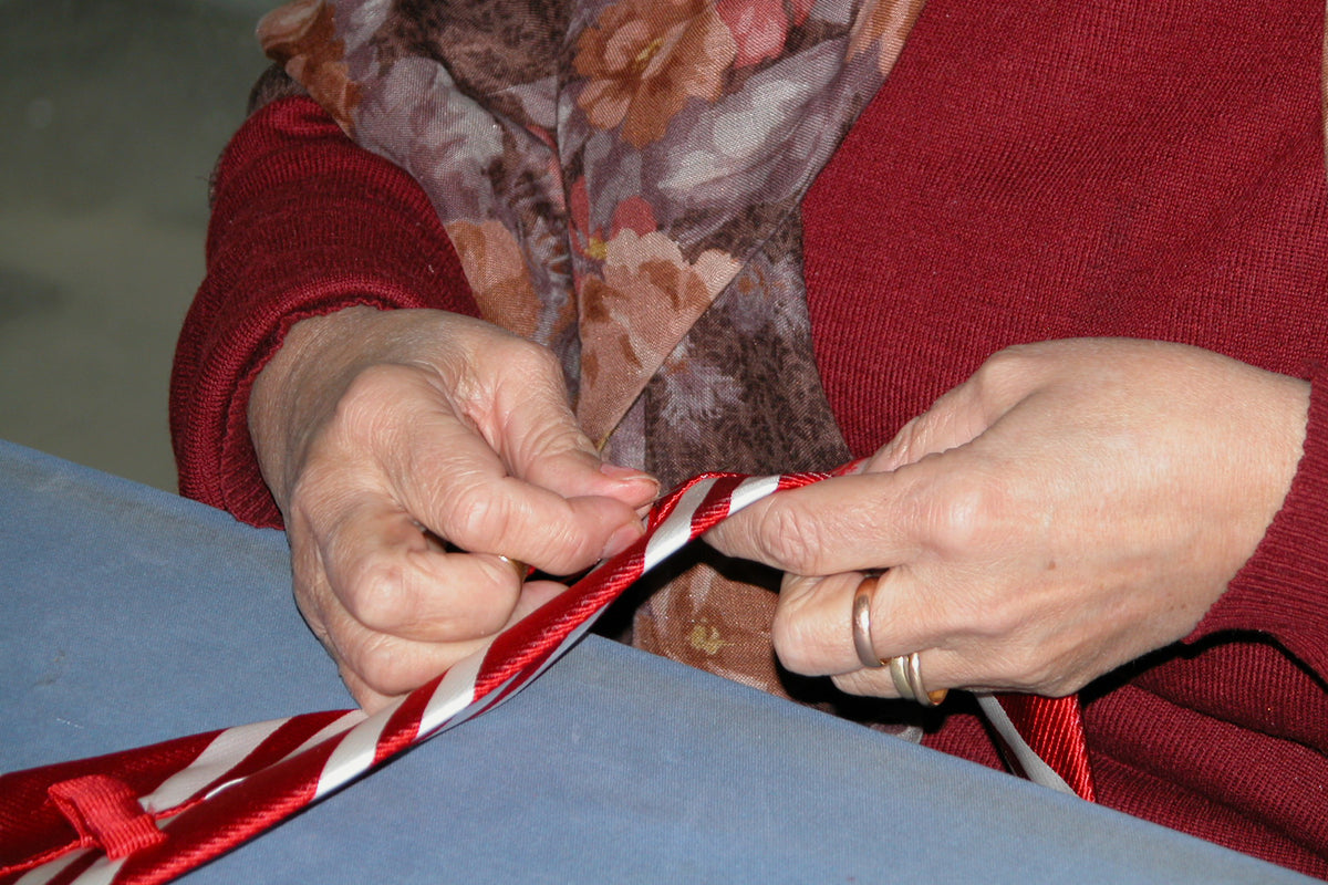 Cravate LEZARE et fleurs crochetées