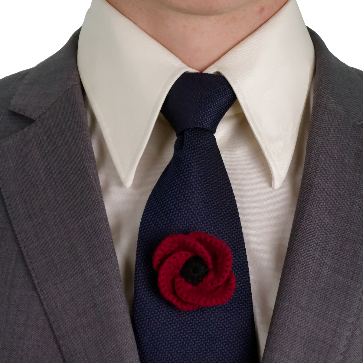 Cravate L’Heure Bleue portée, avec une fleur en crochet