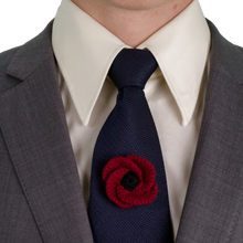 Cravate L’Heure Bleue portée, avec une fleur en crochet